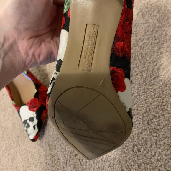 Black and red fabric skull and rose high heels with red glitter heel. Size 7 - Picture 4 of 5